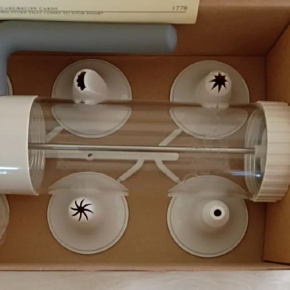 Pampered Chef Easy Accent Decorator - Cream and Gray - Picture 2 of 7